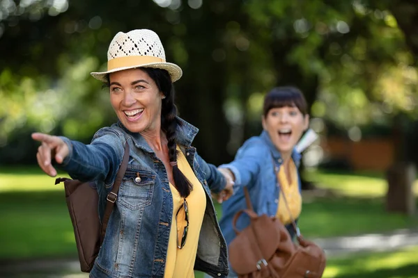 Freundinnen Park Zeigen Etwas — Stockfoto