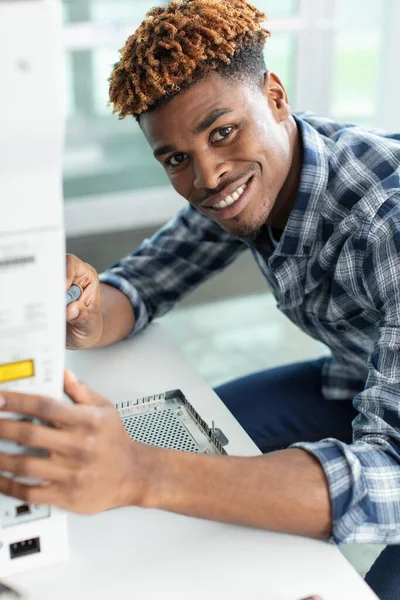 Jeune Technicien Masculin Réparant Une Photocopieuse — Photo