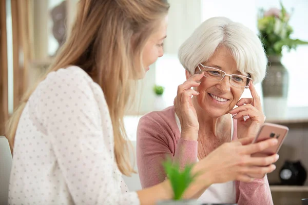 Sorridente Madre Figlia Utilizzando Telefono Cellulare — Foto Stock