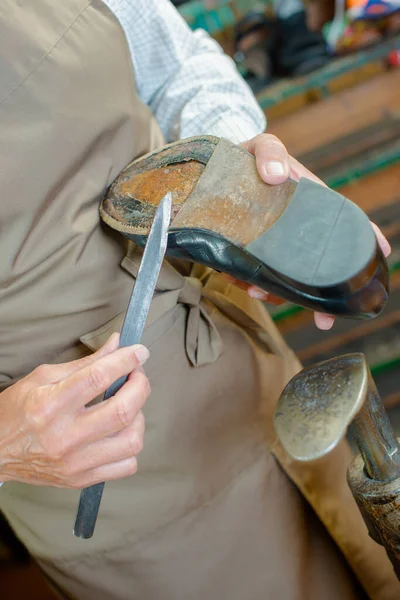 Sapateiro Reparar Uma Sola Sapatos — Fotografia de Stock