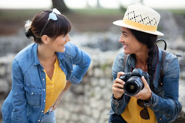 Kobiety Turyści Robią Zdjęcia — Zdjęcie stockowe
