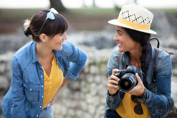 Donne Turisti Stanno Scattando Foto — Foto Stock