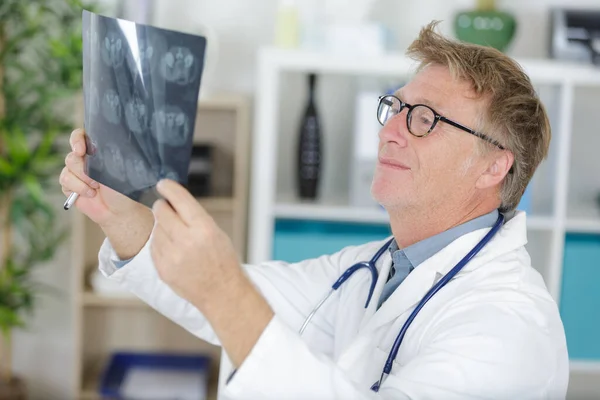 Reifer Arzt Schaut Sich Röntgenbilder — Stockfoto