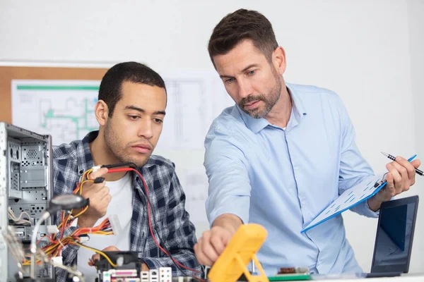 Techniker Lehrling Lernt Wie Man Computer Repariert — Stockfoto