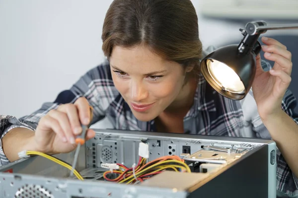 Woman Fixes Component Service Center — Stock Photo, Image