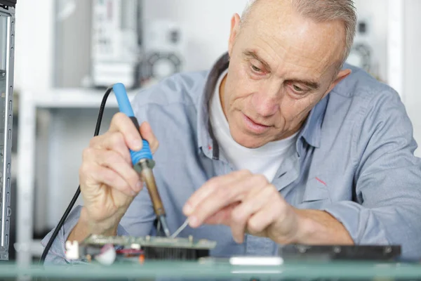 Volwassen Computer Specialist Solderen Een Onderdeel — Stockfoto