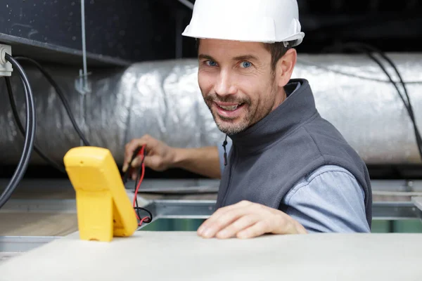 Électricien Mâle Testant Électronique Toit Avec Multimètre — Photo