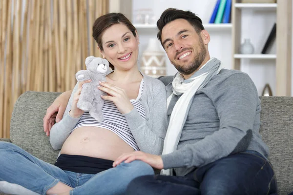 Unga Par Familj Väntar Barn — Stockfoto