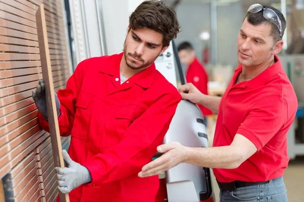 Homens Reparação Medindo Armário Cozinha — Fotografia de Stock