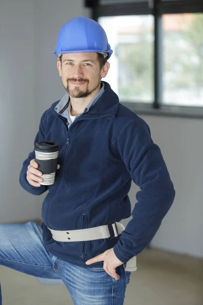 Knappe Werknemer Die Een Koffiepauze Neemt Tijdens Werktijd — Stockfoto