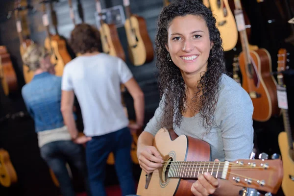 Frau Mit Gitarre Gitarrenladen — Stockfoto