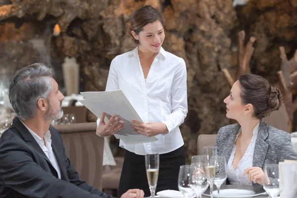 Vriendelijke Serveerster Serveert Maaltijd Voor Gasten Aan Tafel Restaurant — Stockfoto