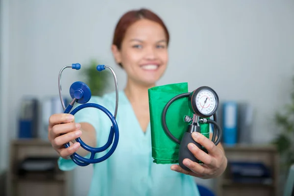 Leende Säker Kvinnlig Läkare Visar Verktyg — Stockfoto