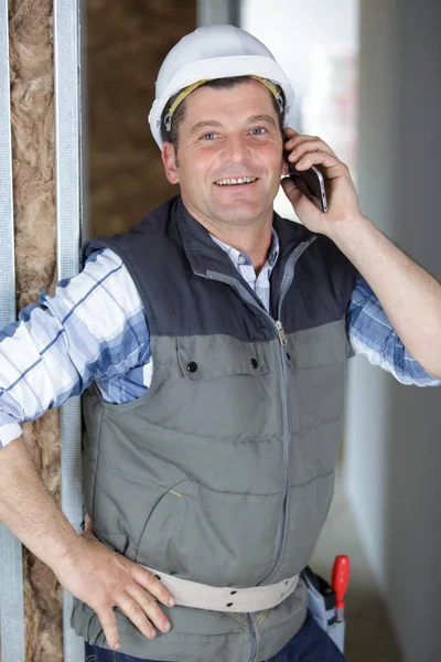 Glücklicher Heimwerker Mittleren Alters Der Mit Dem Handy Spricht — Stockfoto