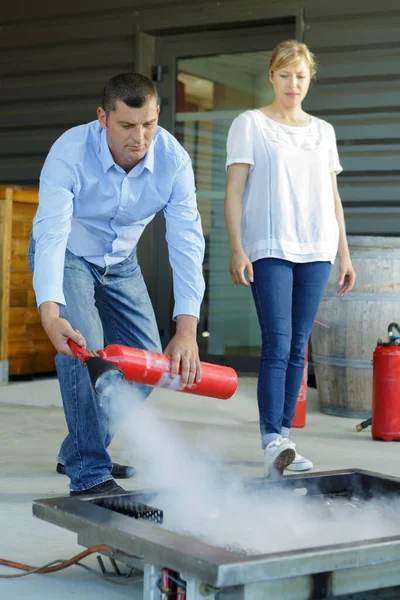 Team Von Mitarbeitern Mit Feuerlöscher — Stockfoto