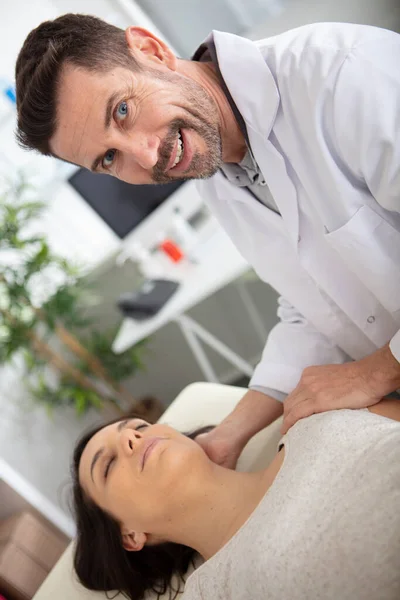 Patientin Erhält Osteopathische Nackenbehandlung — Stockfoto
