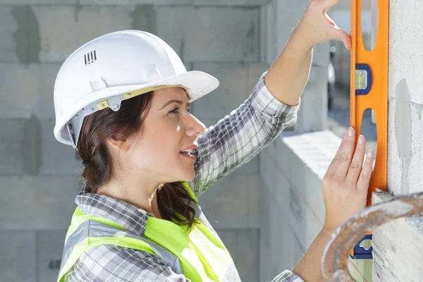 Jovem Trabalhadora Canteiro Obras — Fotografia de Stock