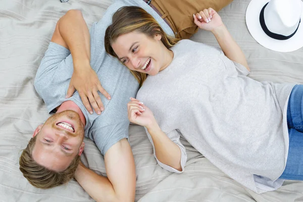 Visão Alto Ângulo Jovem Casal Deitado Juntos Cama — Fotografia de Stock