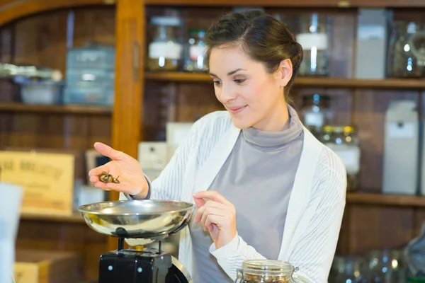 Messung Des Gewichts Von Kaffeekörnern Auf Einer Skala — Stockfoto