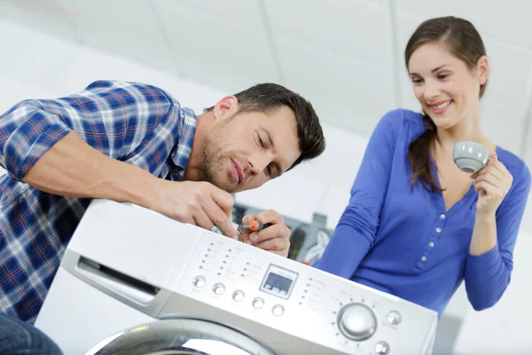 Donna Guardando Riparatore Riparazione Lavastoviglie Cucina — Foto Stock