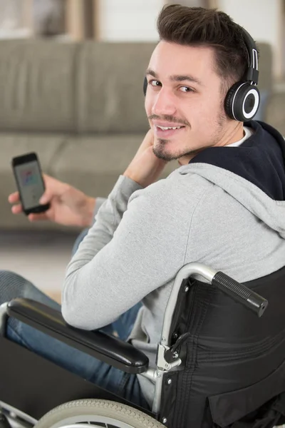 Handikappad Man Med Hörlurar Lyssnar Musik — Stockfoto