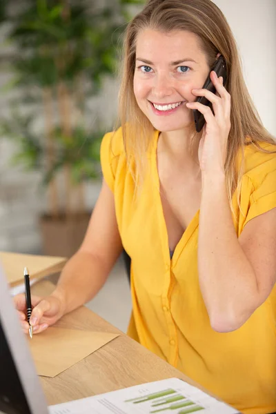 Счастливая Молодая Женщина Телефону Занят Современный Офис — стоковое фото