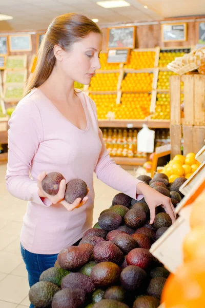 Bir Kadın Avokado Topluyor — Stok fotoğraf