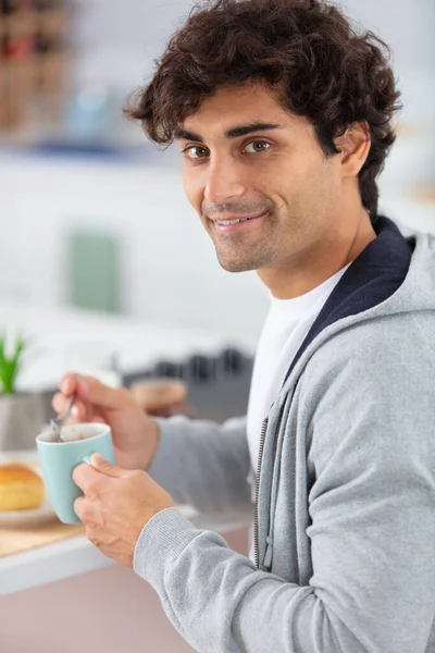 Homme Adulte Sain Prenant Petit Déjeuner Dans Appartement — Photo