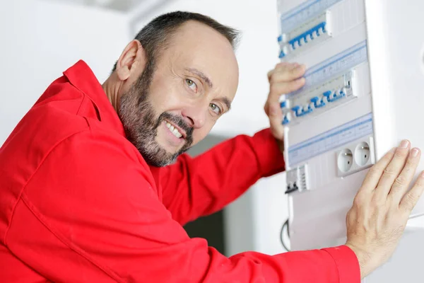 Hombre Feliz Trabajando Fusebox —  Fotos de Stock