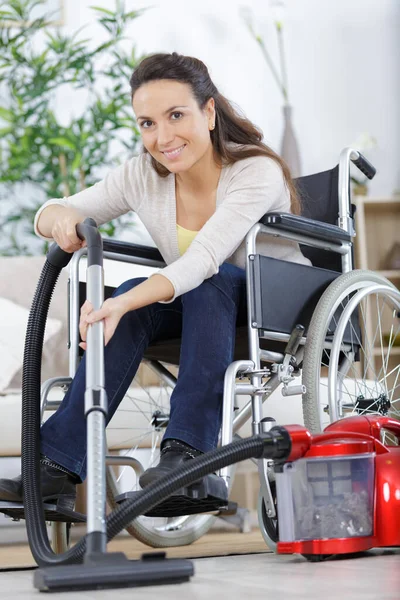 Женщина Инвалидном Кресле Пылесосом — стоковое фото