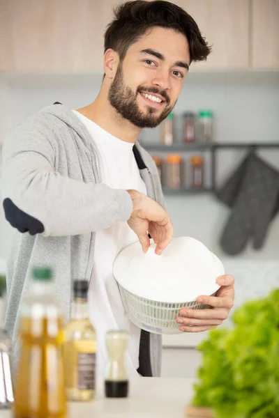 Jovem Boa Aparência Homem Fazendo Uma Salada Saudável — Fotografia de Stock