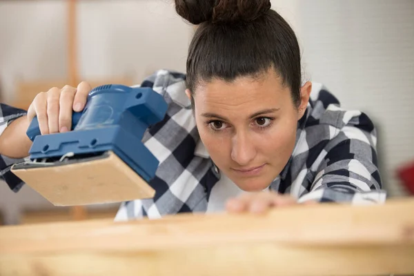 Frau Benutzt Elektroschleifer Bei Schreinerei Projekt — Stockfoto