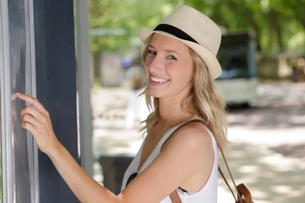 Gelukkig Vrouwelijke Toerist Kaart Naar Busstation Vakantie — Stockfoto