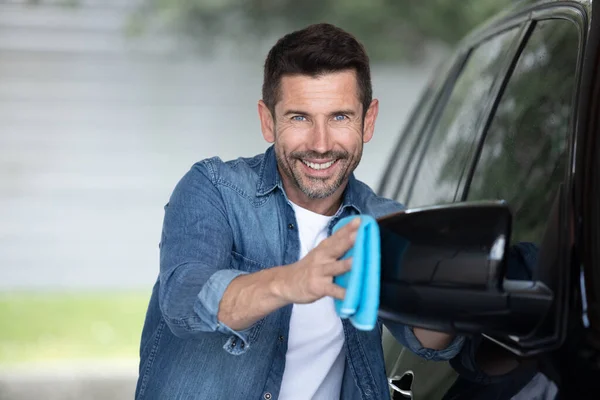 Man Schoonmaken Auto Vleugel Spiegel Met Een Doek — Stockfoto