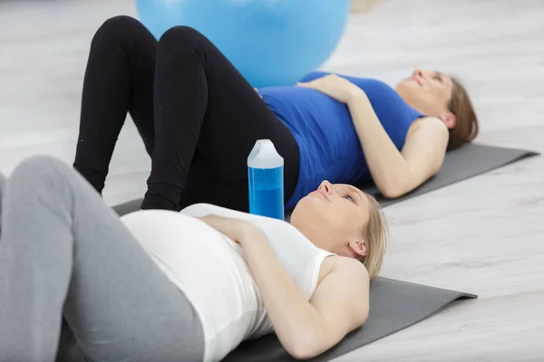 Gravida Kvinnor Som Ligger Gym Matta Träning Med Pilates Boll — Stockfoto