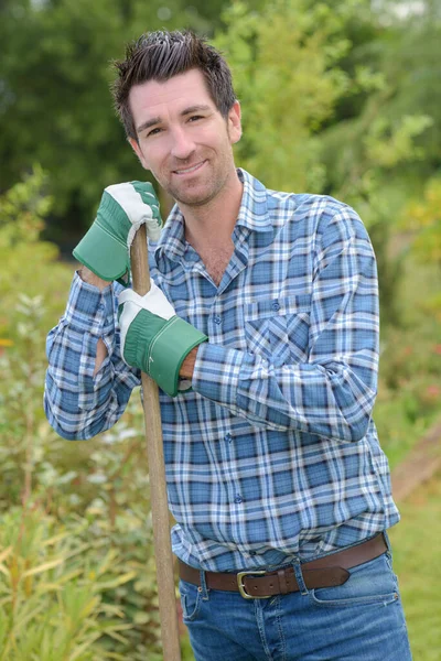 屋外の陽気な男性庭師の肖像画 — ストック写真
