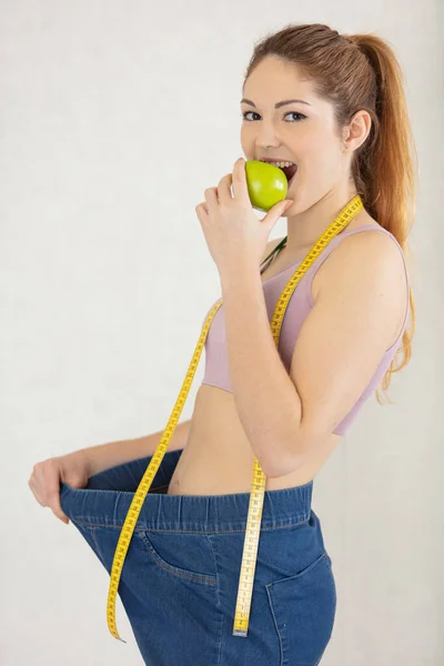 Ajuste Jovem Mulher Com Uma Grande Fita Métrica — Fotografia de Stock