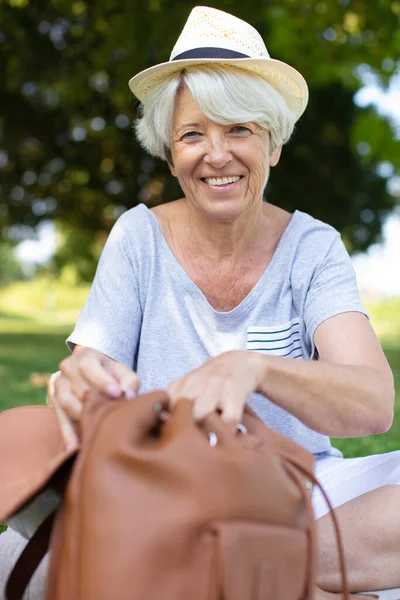 Seniorka Ráda Sedá Trávu — Stock fotografie