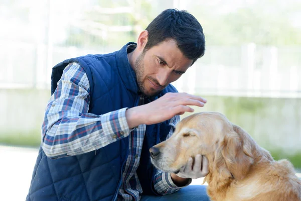 Mann Spaziert Mit Hund Freien — Stockfoto