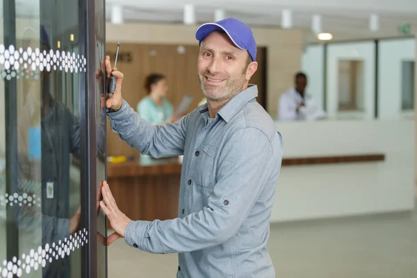 Pekerja Sedang Memperbaiki Pintu Otomatis Rumah Sakit — Stok Foto