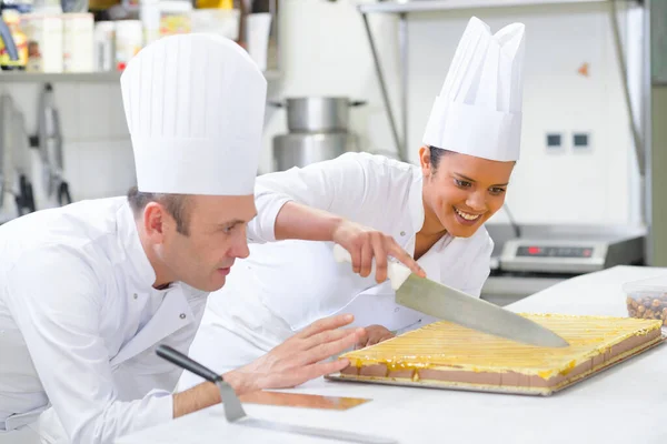 Maestro Chef Guida Tirocinante Taglio Grande Dessert — Foto Stock
