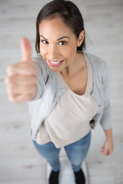 Jovem Mulher Feliz Ver Que Ela Perdeu Peso — Fotografia de Stock