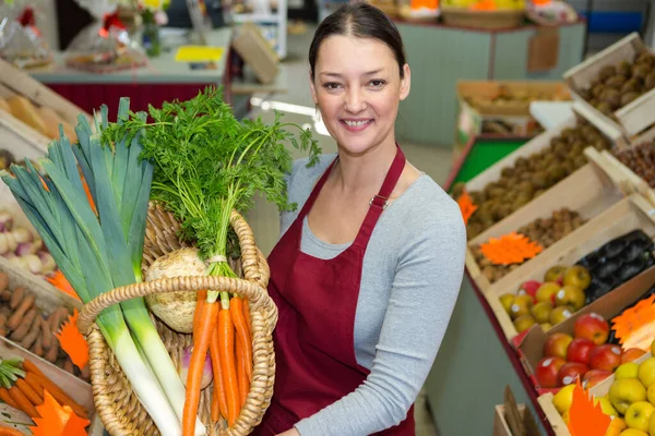 Woman Holding Bunch Carrots Farmers Market — Stock Photo, Image