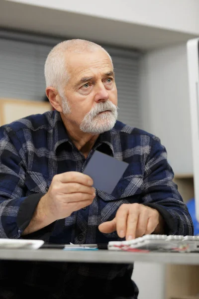 Дизайнер Старший Чоловік Працює Ноутбуці — стокове фото