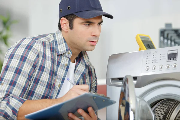 Técnico Masculino Que Escribe Código Los Fabricantes — Foto de Stock