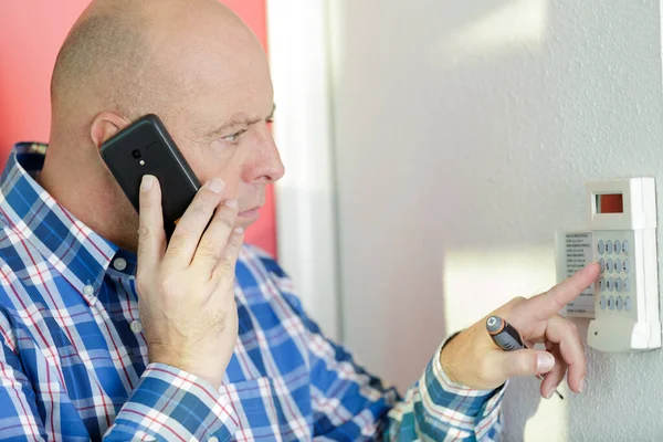 Homme Contrôlant Les Lumières Sur Son Téléphone — Photo