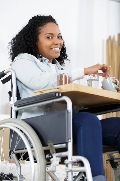 Evde Yemek Yemek Bir Tekerlekli Sandalye Üzerinde Mutlu Kadın — Stok fotoğraf