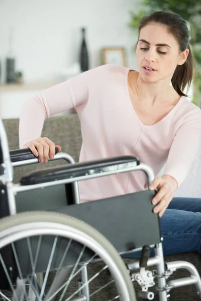 Tekerlekli Sandalyedeki Kendinden Emin Mutlu Kadın — Stok fotoğraf
