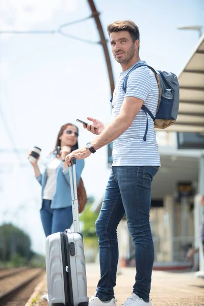 Personer Som Väntar Tåg Utomhusplattform — Stockfoto