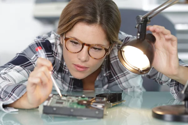 Ženský Počítačový Technik Směrování Lampa Elektronické Komponenty — Stock fotografie